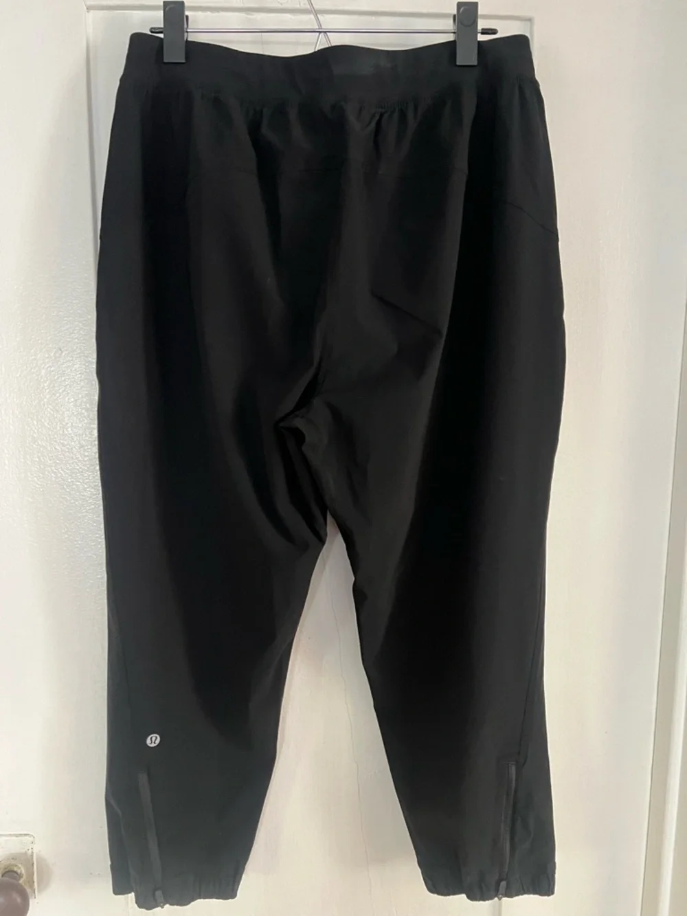 Lululemon Black Cropped Joggers. SIZE 10.